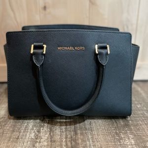 MICHAEL Michael Kors- Selma Saffiano tote in black